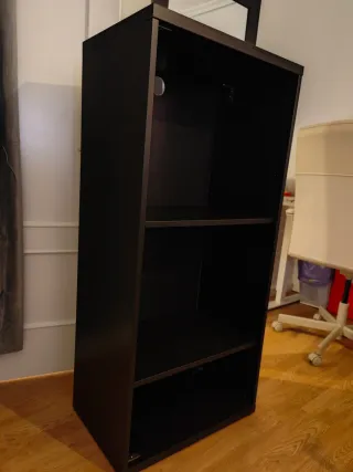 Armadio portaoggetti aperto