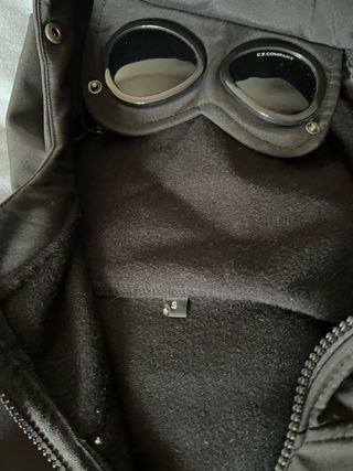 Chaqueta CP Company Negra con Gafas