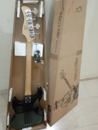 Basso Elettrico Marcus Miller V3. Nuovo