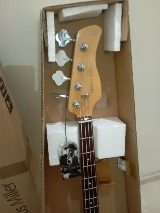 Basso Elettrico Marcus Miller V3. Nuovo