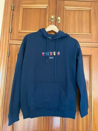 Sudadera azul con equipaciones históricas culés