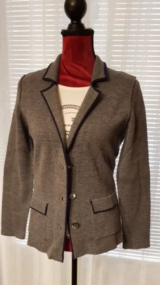 Chaqueta D.SPORT gris con ribete azul