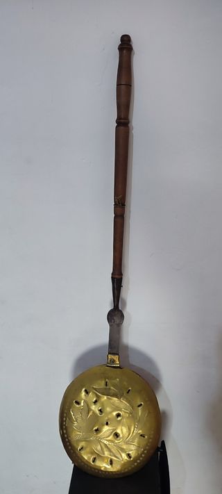 Calentador de cama antiguo de latón y cobre.