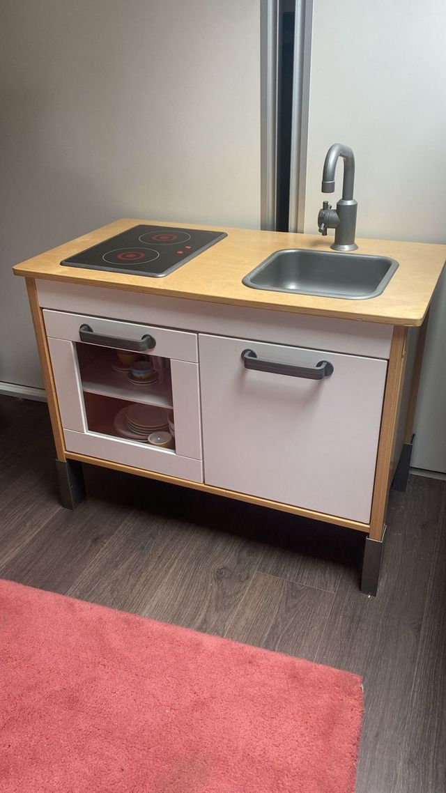 Cocina infantil de juguete con vajilla