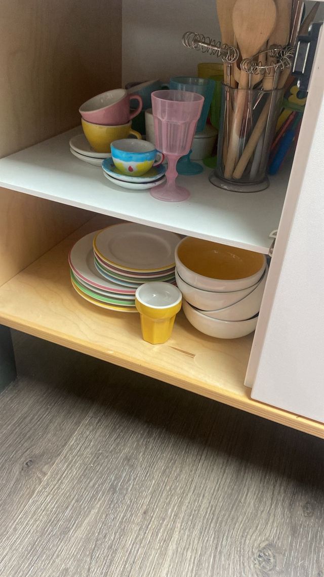 Cocina infantil de juguete con vajilla