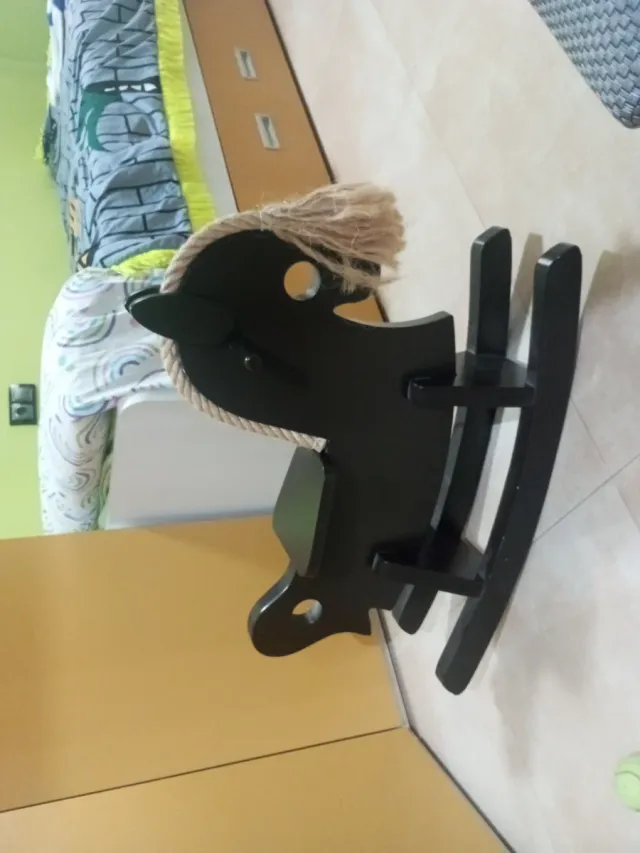 Caballo balancín de madera negro