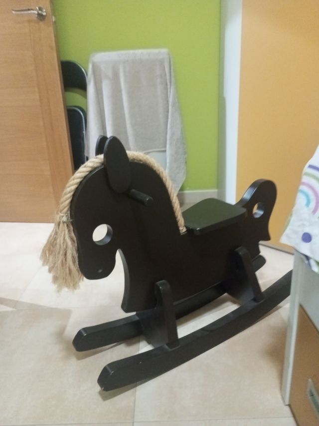 Caballo balancín de madera negro