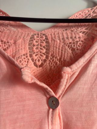 Camiseta rosa con detalles de crochet