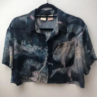 Blusa azul corta con estampado de bailarinas. 