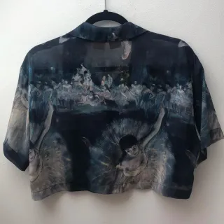 Blusa azul corta con estampado de bailarinas. 