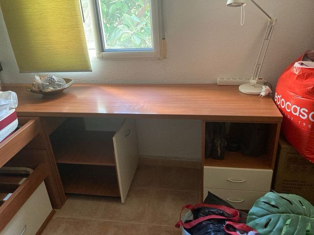 Escritorio de  madera con cajones
