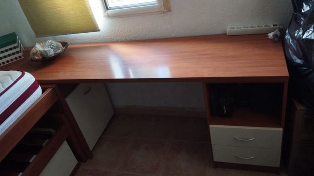Escritorio de  madera con cajones