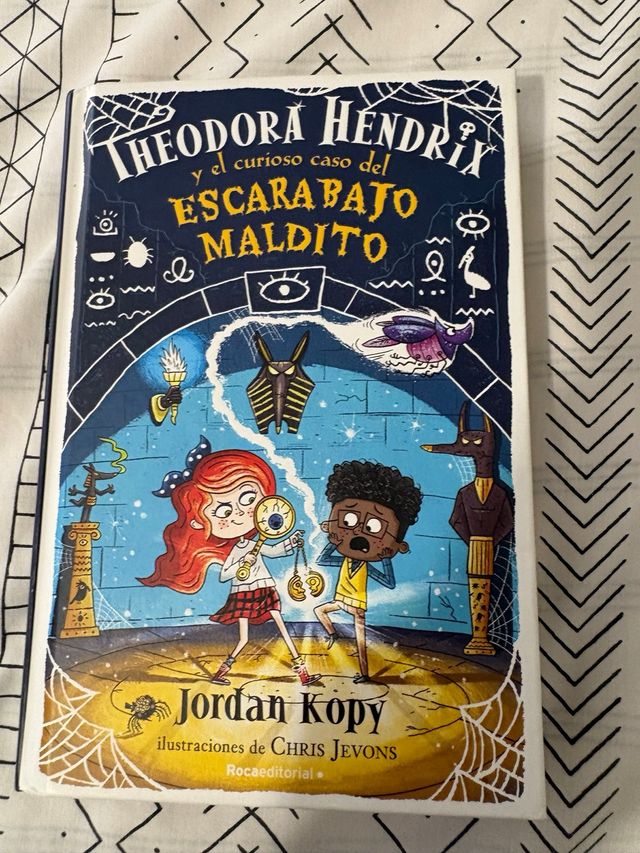 Theodora Hendrix y el curioso caso del escaraba...