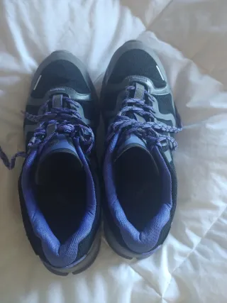Zapatillas Gore-Tex negras y moradas