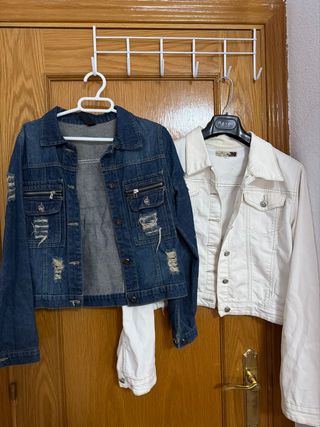 Chaqueta vaquera desgastada azul y blanca