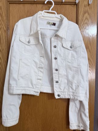 Chaqueta vaquera desgastada azul y blanca