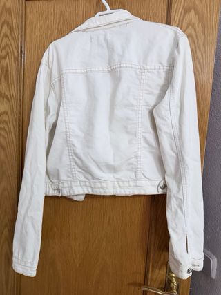 Chaqueta vaquera desgastada azul y blanca