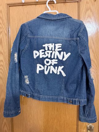 Chaqueta vaquera desgastada azul y blanca