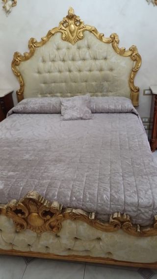 Letto matrimoniale con testiera imbottita