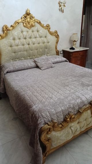 Letto matrimoniale con testiera imbottita