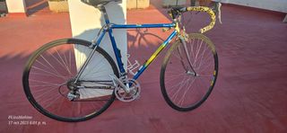 Bicicleta de carretera azul y amarilla