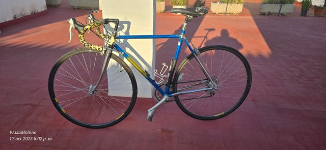 Bicicleta de carretera azul y amarilla