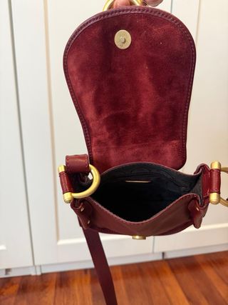 Bolso de piel color burdeos