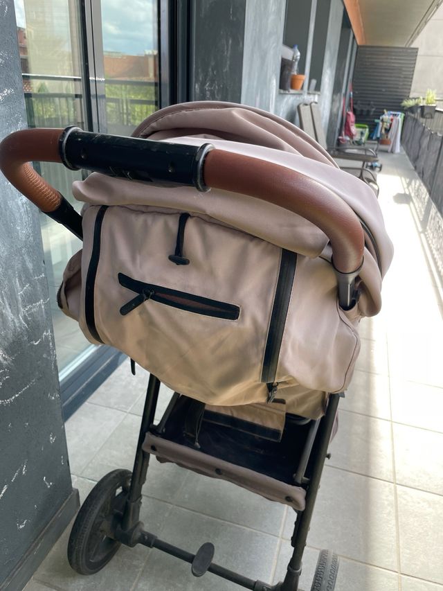 Cochecito de bebé color beige