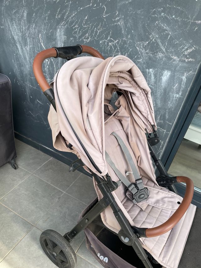 Cochecito de bebé color beige
