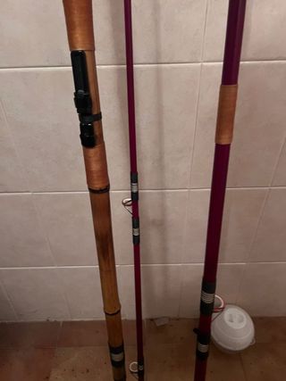 Cañas de pescar de bambú y metal