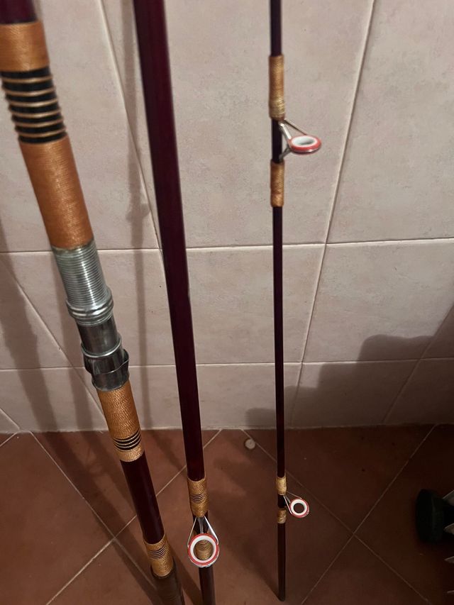 Cañas de pescar de bambú y metal