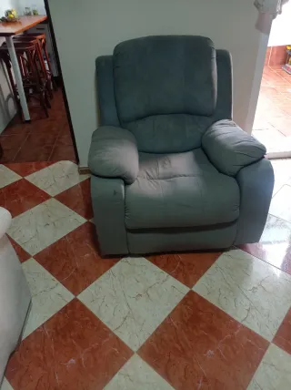 Sillón reclinable gris de tela
