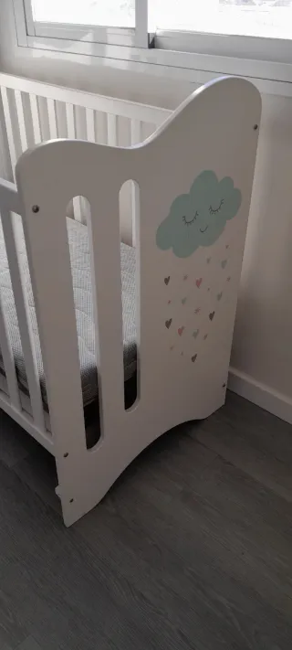 Cuna de bebé blanca con cajon más colchon