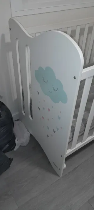 Cuna de bebé blanca con cajon más colchon