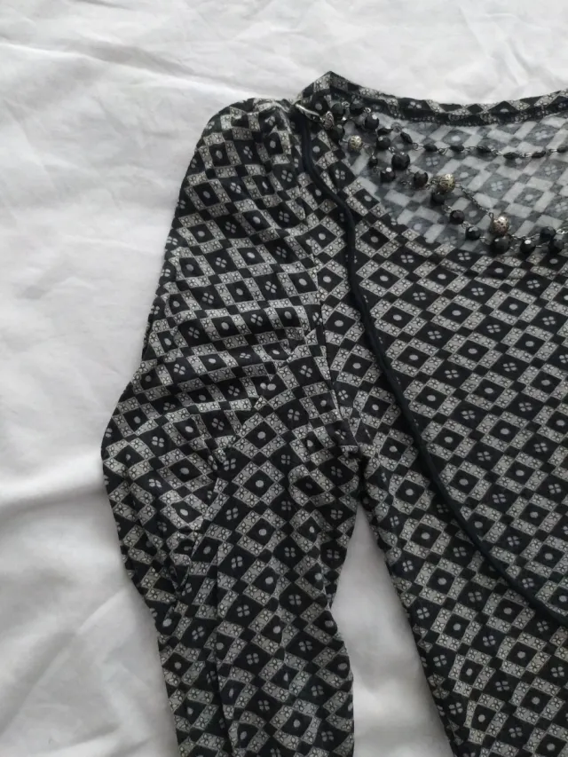 Camiseta vintage gris y negra geométrica