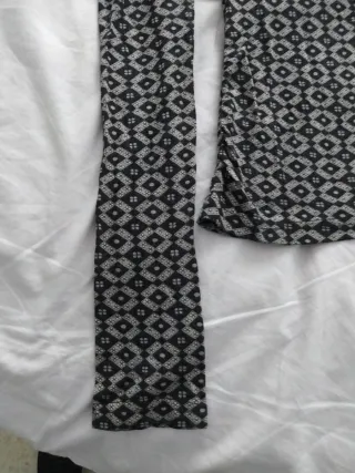 Camiseta vintage gris y negra geométrica