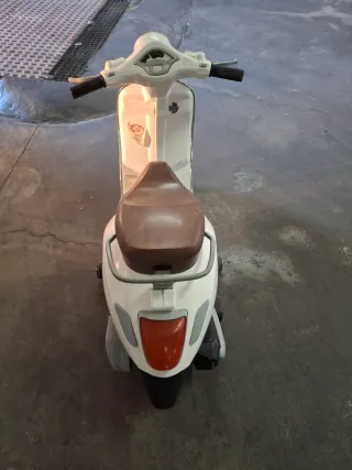 Mini Vespa Blanca