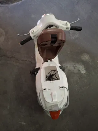 Mini Vespa Blanca