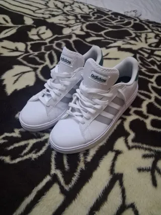Zapatillas Adidas Hombre Blancas y Plateadas
