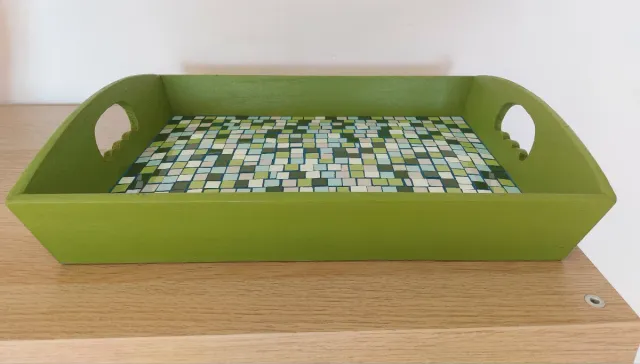 Bandeja de madera con mosaico