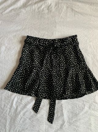 Falda pantalón corta negra con lunares blancos