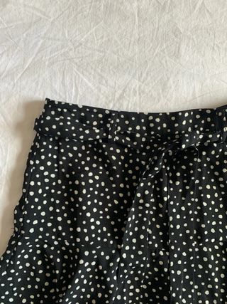 Falda pantalón corta negra con lunares blancos