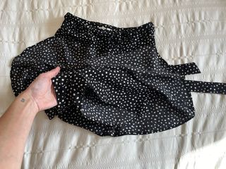 Falda pantalón corta negra con lunares blancos