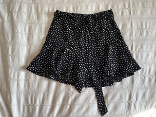 Falda pantalón corta negra con lunares blancos