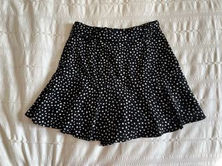 Falda pantalón corta negra con lunares blancos
