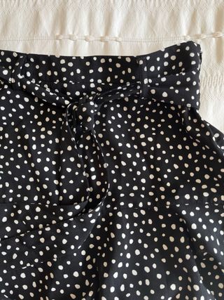 Falda pantalón corta negra con lunares blancos