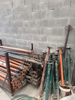 Puntales de construcción metálicos