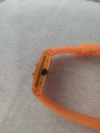 Reloj Guess Naranja y Negro Nuevo