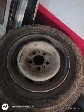 Cinco llantas de Peugeot J5