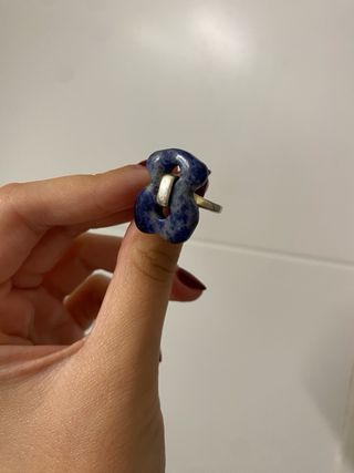 Anillo azul y plateado